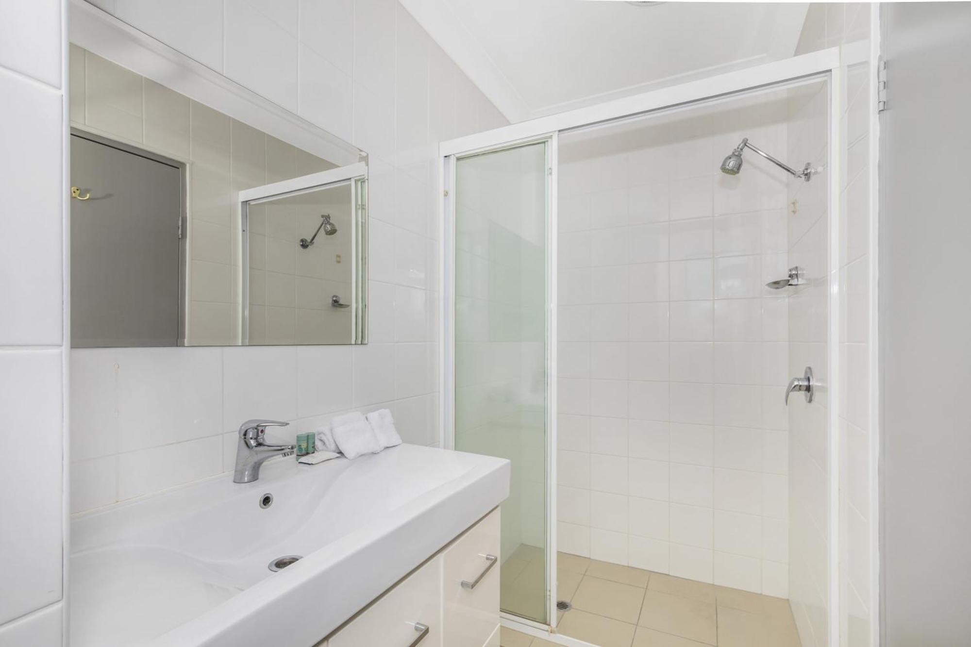 Chambre Standard avec 1 Lit King-Size et 3 Lits Simples